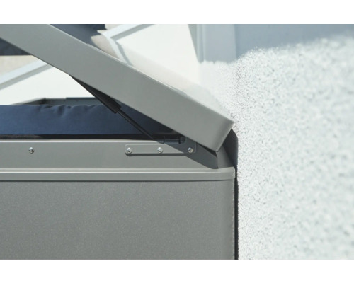 Detaljbild av en grå trädgårdskista med öppet lock