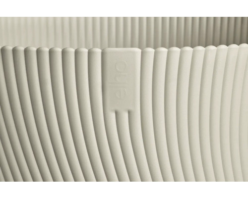 Detaljvy av en blomkruka med Elho logotyp och räfflad yta.