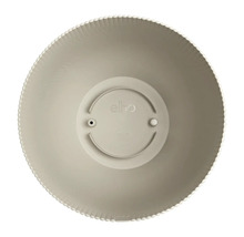 Undersidan av en rund planteringskruka med Elho-logotypen