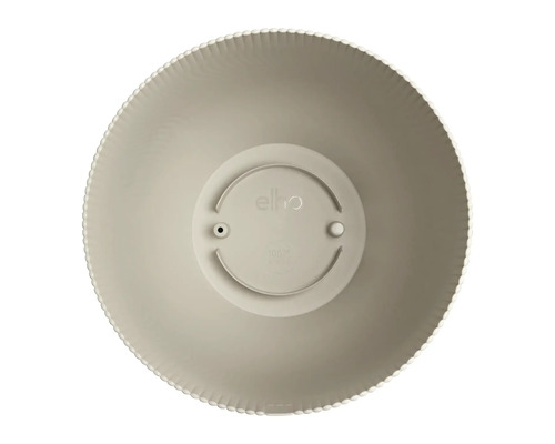 Undersidan av en rund planteringskruka med Elho-logotypen