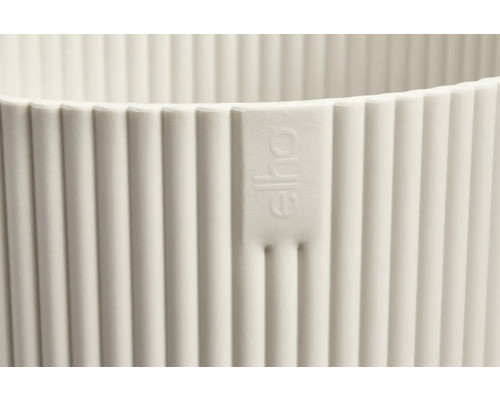 Detaljvy av en räfflad blomkruka med Elho-logotypen.