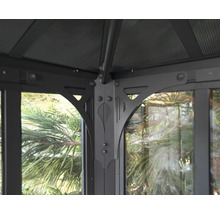 Detaljvy av en paviljong med glaselement och metallram.