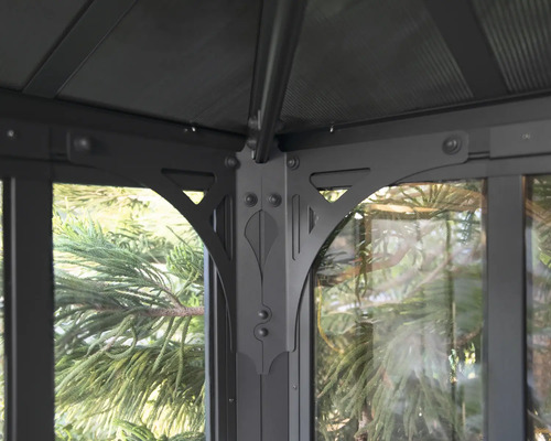 Detaljvy av en paviljong med glaselement och metallram.
