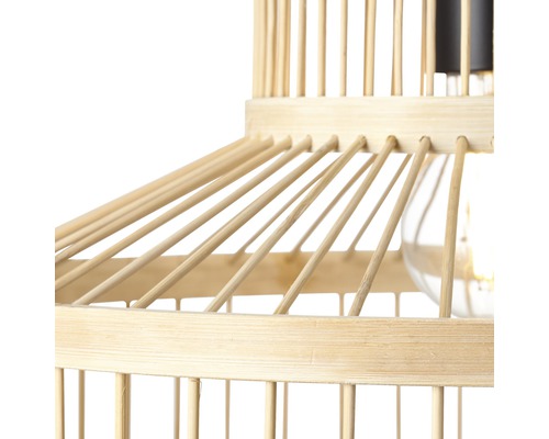 Detaljvy av en hänglampa i bambu