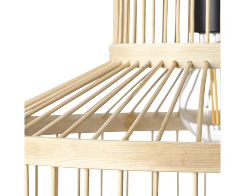 Detaljvy av en hänglampa tillverkad av bambuträ