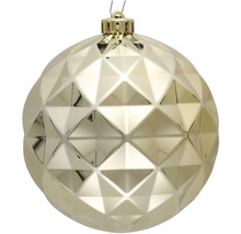 Gyllene julkula med geometriskt mönster