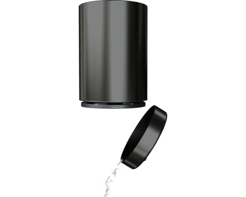 Vattenfilterkanna med öppet lock och vatten som rinner ut