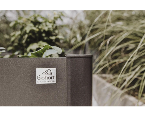 "Detaljvy av en upphöjd rabatt med Biohort-logotyp och markeringen ""Made in Austria""."