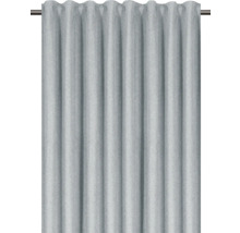 Grå gardin med veckbandsupphängning på en gardinstång