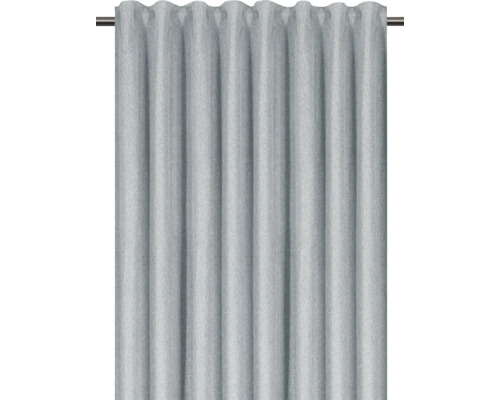 Grå gardin med veckbandsupphängning på en gardinstång