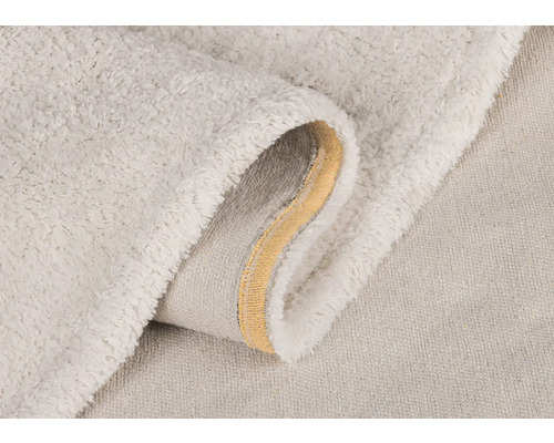 Närbild av en ljus badrumsmatta med mjuk yta