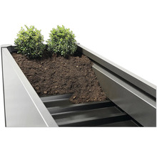 Högbädd med jord och plantering