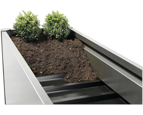 Fylld planteringslåda med växter och jord