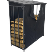 Vedförvaring med skydd och staplad ved