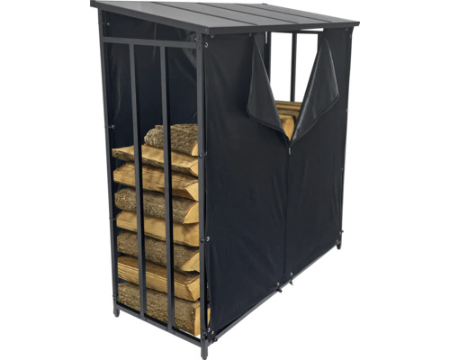 Vedförvaring med skydd och staplad ved