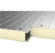 Detaljvy av sandwichpaneler med fästskruvar