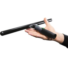 Fönsterskrapa med handtag i en hand