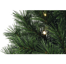 Närbild av en konstgjord julgran med belysning