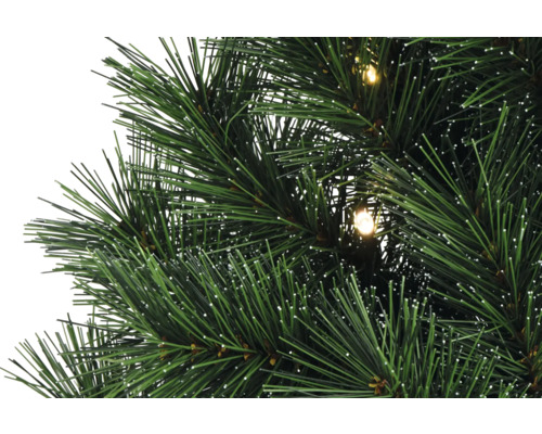 Närbild av en konstgjord julgran med belysning