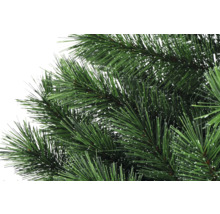 Närbild av en konstgjord julgran med gröna barr