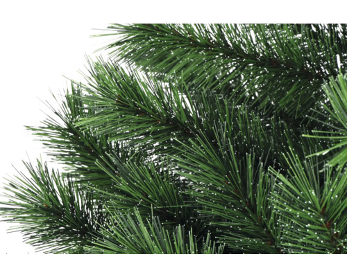 Närbild av en konstgjord julgran med gröna barr