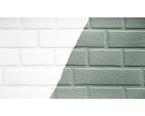 En tegelvägg är halvmålad.