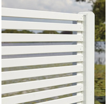 Trästaket med horisontella lameller för trädgården