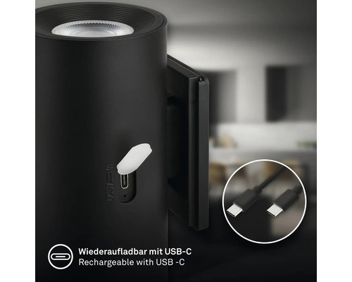 Detalj av en svart lampa med USB-C-laddningsport