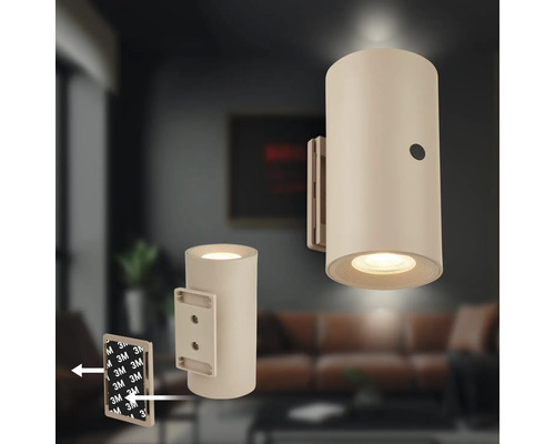 Två cylindriska vägglampor i en vardagsrumsmiljö, med monteringsdetaljer och självhäftande remsor för fastsättning.