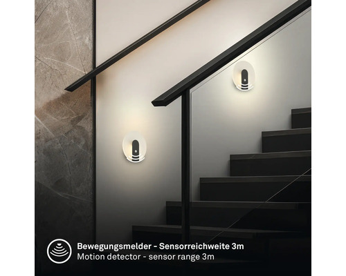 Trapphus med två vägglampor med rörelsesensor