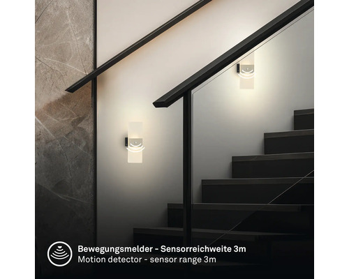 Trapphus med två vägglampor med rörelsedetektor