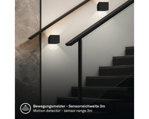 Scen med trappa och två rörelsedetektorer med en sensorräckvidd på tre meter