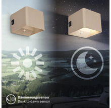 Två beige vägglampor med skymningssensor i dag- och nattläge
