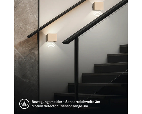Trapphus med två vägglampor med rörelsedetektor