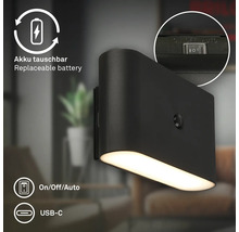 Svart vägglampa med utbytbart batteri, automatisk på-av och USB-C-anslutning.