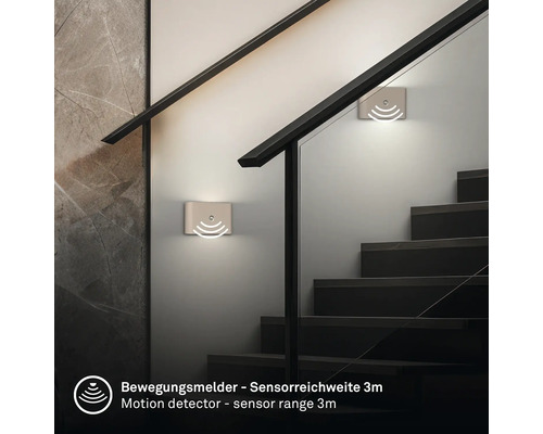 Vy från en trappa med rörelsedetektorer på väggen