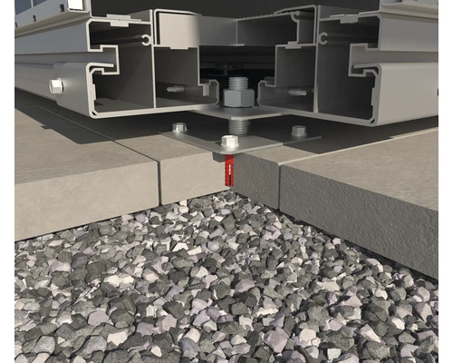 Detaljvy av en metallkonstruktion, fäst på betongplattor med skruvar och pluggar, omgiven av grus