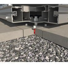 Detaljvy av montering av en aluminiumkonstruktion på betongplattor med grusbädd