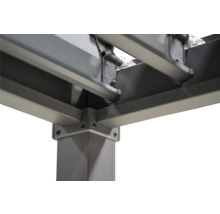 Detaljvy av en metallpergolakonstruktion med hörnanslutningar