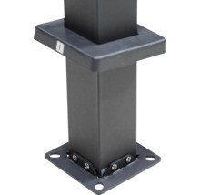 Detaljvy av en svart stolpfot för utomhusbruk