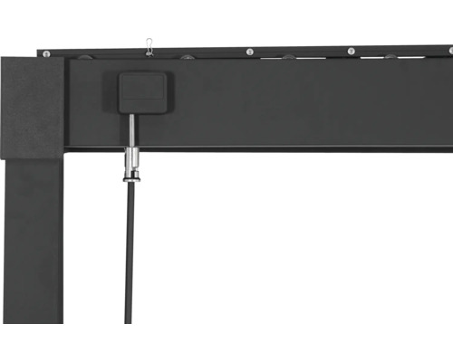 Detaljvy av en pergola med dragmekanism för styrning av solskydd.