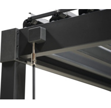 Detaljvy av en pergola med markis och fäste