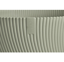 Detaljvy av en räfflad blomkruka med Elho-logotyp.