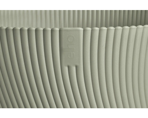 Detaljvy av en räfflad blomkruka med Elho-logotyp.