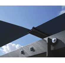 Detaljvy av ett terrassöverdrag med skruvar