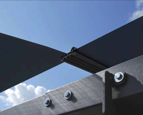 Detaljvy av ett terrassöverdrag med skruvar