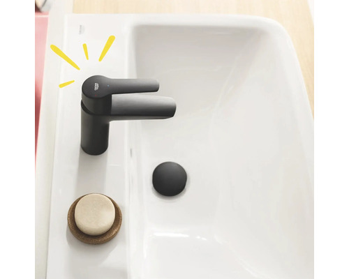 Tvättställ med Grohe-kran, tvål och avloppsplugg