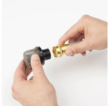 Trädgårdsfilter med trädgårdsslanganslutning i handen