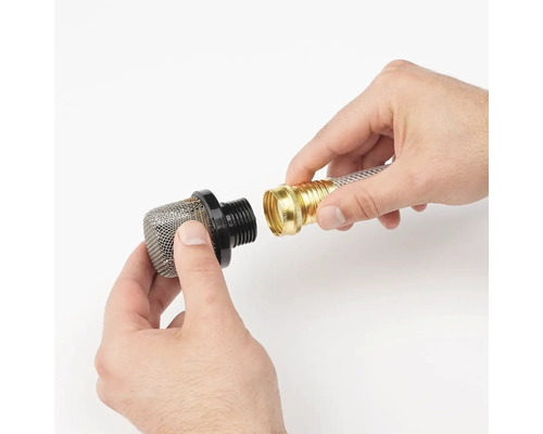 Trädgårdsfilter med trädgårdsslanganslutning i handen