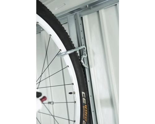 Cykelupphängning på en metallskena med ett cykeldäck.